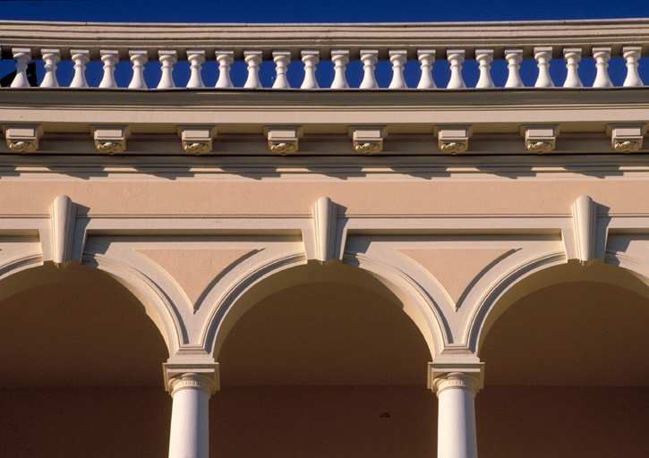 Dtail : les arcs de la loggia et la balustrade de la faade sud de l'tage en surcrot, depuis le sud.