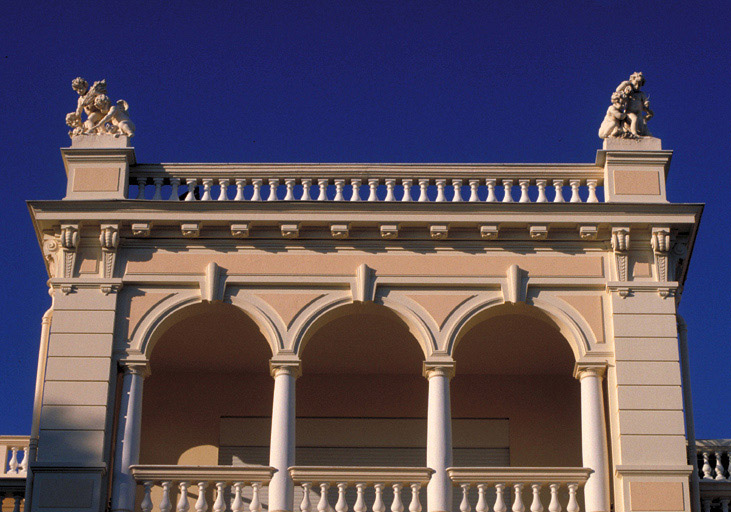 La loggia sur la faade sud, depuis le sud.