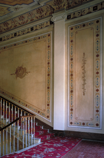 Vue intrieure. Dtail : le palier, la vole d'escalier ainsi que les peintures murales situes sur le mur ouest de la cage d'escalier, au dernier tage.