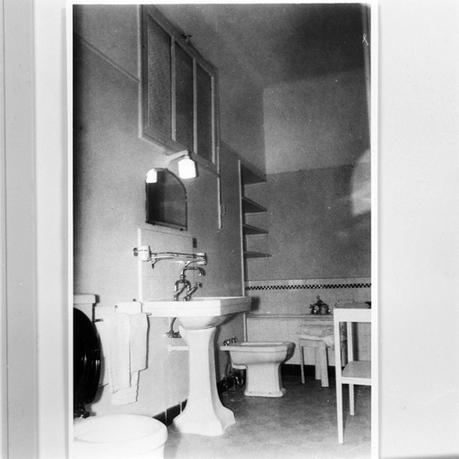 Vue partielle d'une salle de bains, vers 1950 (?)