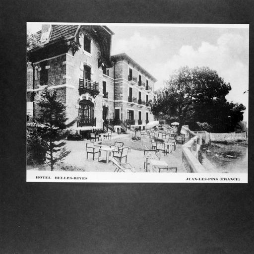 Vue d'ensemble de la faade est et de la terrasse, vers 1930.