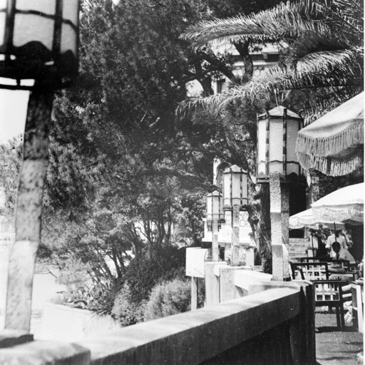 Vue de dtail des lampadaires situs sur le parapet de la terrasse.