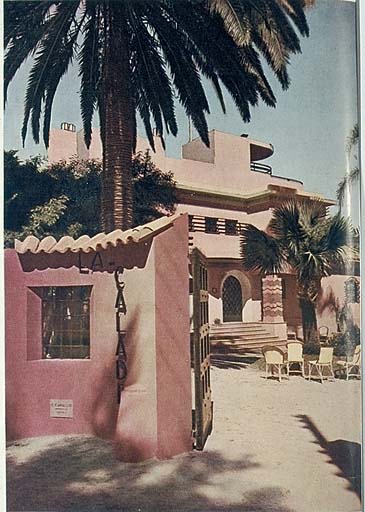 La maison vue du portail d'entre du jardin.