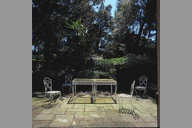 La terrasse du salon. Les tables d'extrieur d'appoint. Vue prise vers le sud.