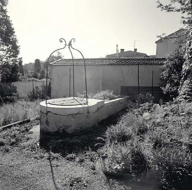 Le jardin. Le puits et le lavoir attenant. Vue d'ensemble prise du portail.