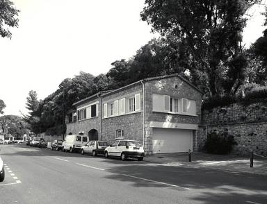 L'annexe de l'Htel Belles Rives sur la rive oppose du boulevard. Vue de situation prise du sud-est.