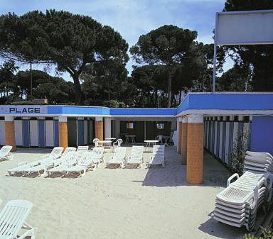 Provençal Plage. DP 108a. Le portique et les cabines. Vue partielle prise vers le nord-est.