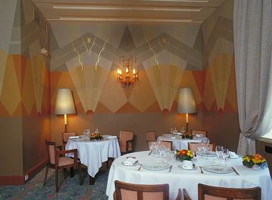 Rez-de-chaussée surélevé. La salle à manger. Vue partielle de la travée ouest après restauration des peintures.
