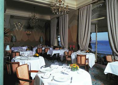 Rez-de-chaussée surélevé. La salle à manger. Vue d'ensemble de la travée ouest après restauration des peintures.