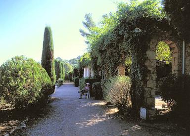 L'allée en terrasse bordant le club-house. Vue axiale prise de l'ouest.