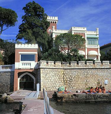 Le garage à bateau et la villa. Vue prise de l'ouest après les travaux de rénovation.
