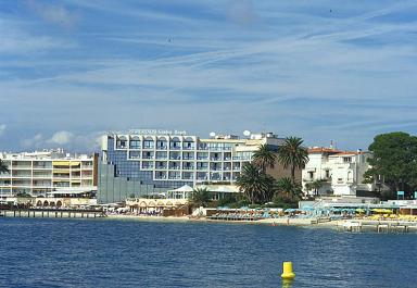 Le casino reconstruit. Façade sud-ouest sur la mer. Vue de situation prise du sud.