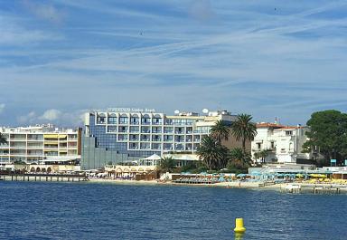 Le casino reconstruit. Faade sud-ouest sur la mer. Vue de situation prise du sud.