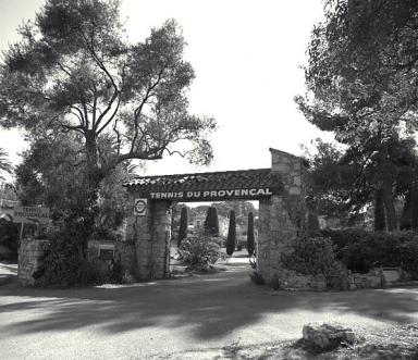 Le portail d'entre. Vue d'ensemble prise de l'ouest.