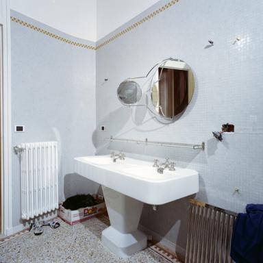 Lavabo situ  l'est, dans la salle de bain.