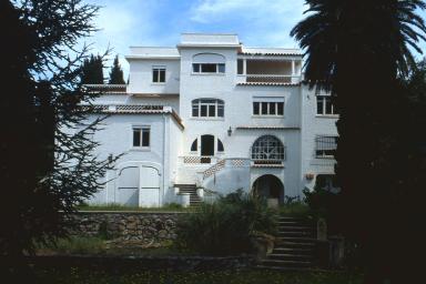 Vue d'ensemble de la faade est avec l'escalier au premier plan.