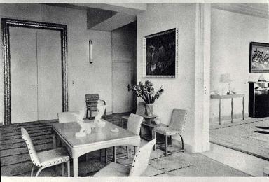 La villa Aujourd'hui. La salle à manger. Vue prise vers la porte d'entrée de la maison.