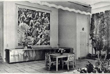 La villa Aujourd'hui. La terrasse du bar. Vue prise vers le côté ouest de la maison.