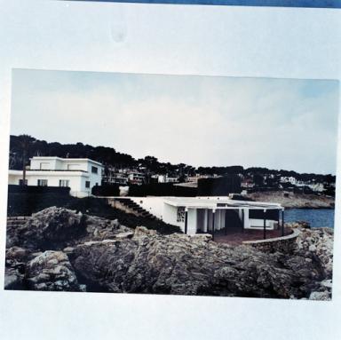 La villa et l'étage de soubassement de la piscine. Vue prise du sud.