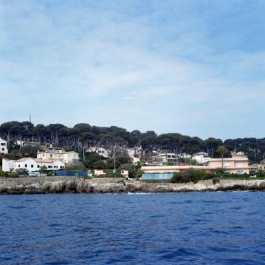 Vue de situation rapproche prise de la mer. A gauche le btiment des garages.