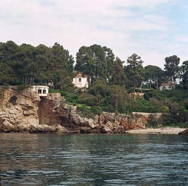 Vue d'ensemble de la proprit prise de la mer, du sud.