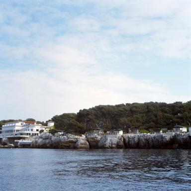 Les premiers bungalows  ct du pavillon Eden Roc. Vue de situation prise de la mer, du sud-ouest.