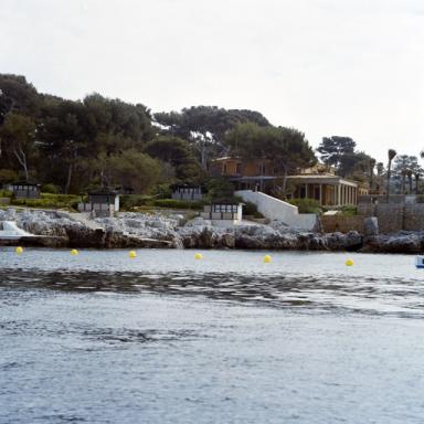 Les bungalows près de la villa sur l'Onde. Vue de situation prise de la mer, de l'ouest.