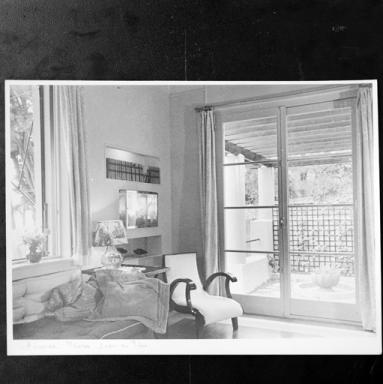 Rez-de-chaussée. Living-room. Vue partielle prise vers le patio vers 1950.