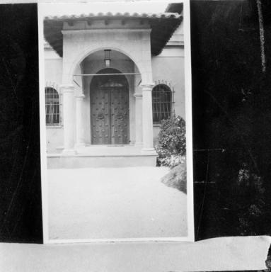 Vue de dtail du porche sur la faade nord de la seconde villa, depuis le nord, vers 1930.