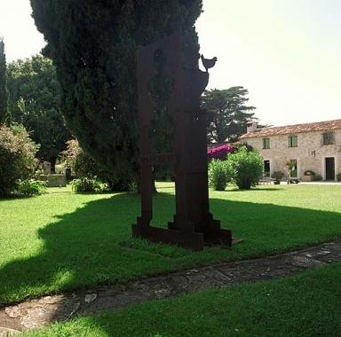 Pelouse devant la maison avec "Monument", sculpture en acier de Paola Martelli. Vue prise vers le nord-ouest.