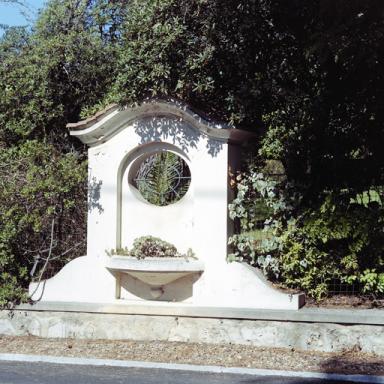 Villa Rochebelle. Parcelle 1979 BW 94. Route du Phare. Clôture du jardin. Côté sud-est. Edicule avec oculus et vasque.