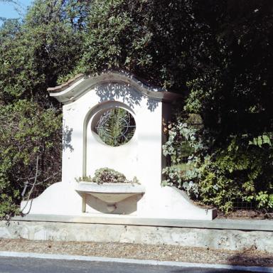 Villa Rochebelle. Parcelle 1979 BW 94. Route du Phare. Clture du jardin. Ct sud-est. Edicule avec oculus et vasque.