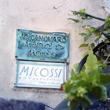 Villa Sabrina. Parcelle 1979 BX 32. 55, avenue des Pins-du-Cap. Mur de clôture. Plaques émaillées de l'architecte et de l'entrepreneur.