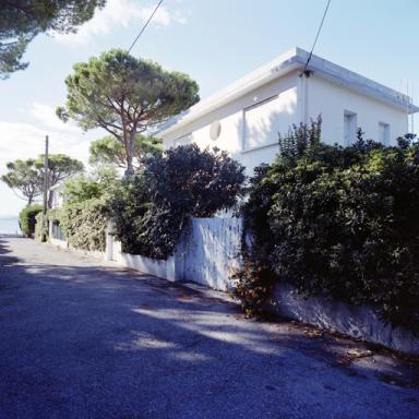 Villa Lonie. Parcelle 1979 CH 106. Impasse de la Juliette. Vue de volume prise du sud-est.