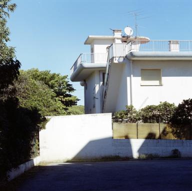 Villa la Californienne. Parcelle 1979 BZ 54. Avenue Rouaze. Elvation postrieure ouest avec la cage d'escalier. Vue de dtail prise du sud.