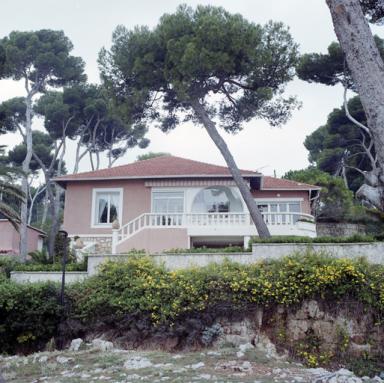 Façade est sur la mer.