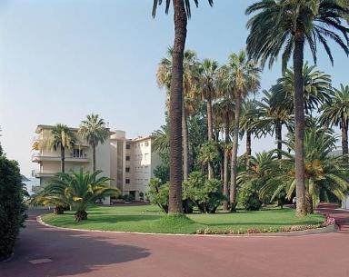 Vue d'ensemble avec jardin au premier plan, depuis le nord.