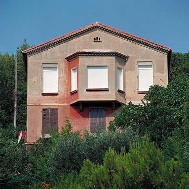 Vue d'ensemble de la façade est.