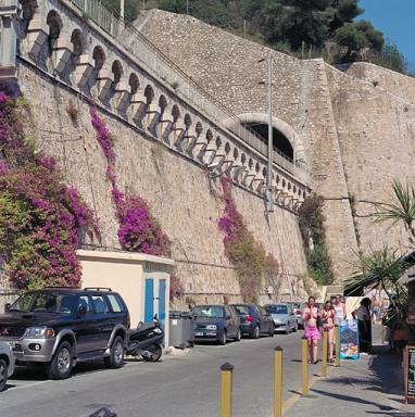 Vue partielle du mur de soutnement de la voie ferre couronn par de faux mchicoulis, depuis le sud.