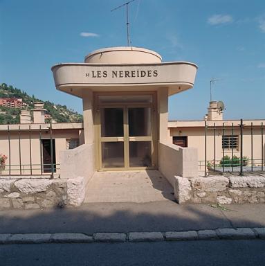 Vue de détail de l'entrée sur la façade ouest.