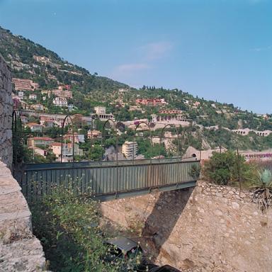 Pont reliant deux jardin séparés par l'avenue Georges-Clémenceau, depuis le sud-ouest.