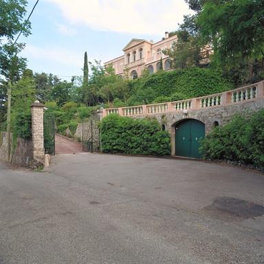 Vue d'ensemble de la villa avec le portail au premier plan, depuis le nord-ouest.