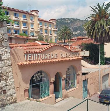 Vue d'ensemble de la façade sud, depuis l'escalier communal.