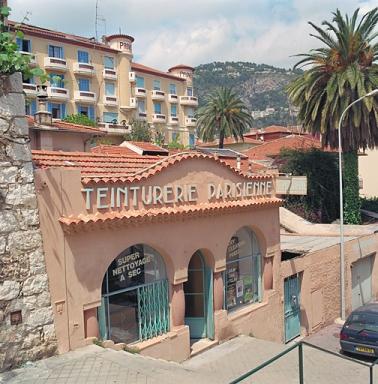 Vue d'ensemble de la faade sud, depuis l'escalier communal.