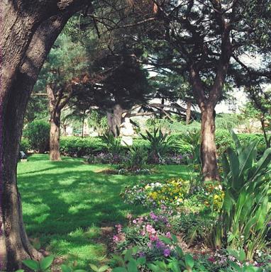 Vue partielle de la partie ouest des jardins François Binon avec statue à l'arrière plan, depuis l'ouest.