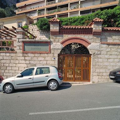 Vue de dtail du portail de la villa Dianina.