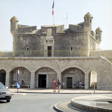 Faade nord de la tour, porte d'origine  l'tage, portes du rez-de-chausse  arcades XIXe sicle.