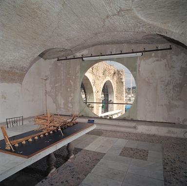 Vue de dtail de l'occulus de salle amnage au premier tage dans la partie sud du btiment ancien, depuis l' intrieur.