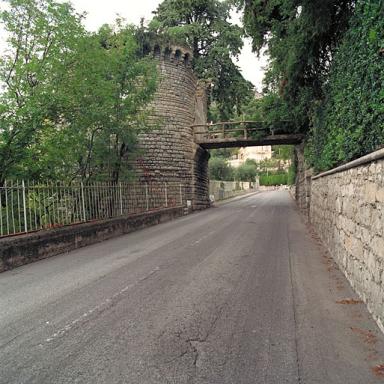 Vue d'ensemble du château d'eau aménagé en fausse ruine et du pont qui enjambe l'avenue Léopold II, situés au nord-est de la parcelle, depuis l'ouest .