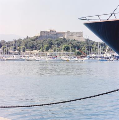 Le Fort Carr et sa presqu'le, ct sud, vus du port d'Antibes.